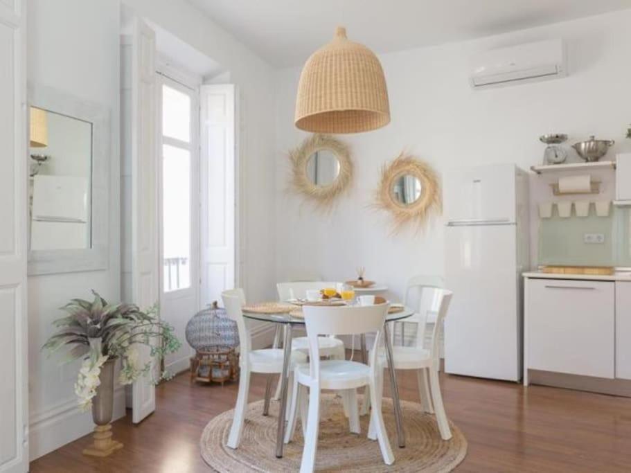 Chic Casa Cathedral At Calle Fresca 2-Bedroom Apartment In Malaga City Center 외부 사진