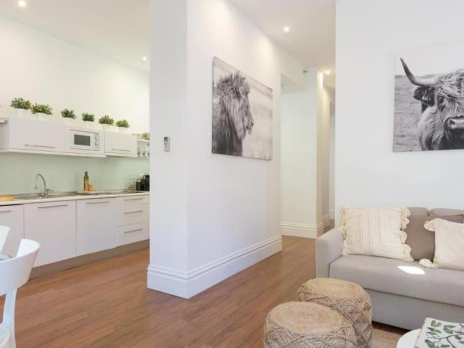 Chic Casa Cathedral At Calle Fresca 2-Bedroom Apartment In Malaga City Center 외부 사진