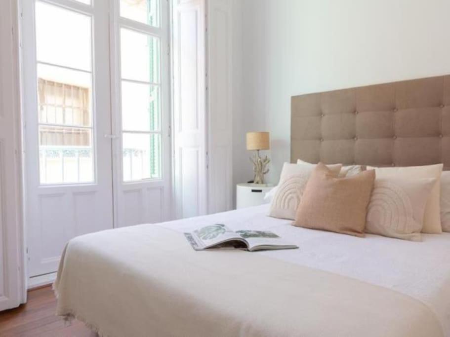 Chic Casa Cathedral At Calle Fresca 2-Bedroom Apartment In Malaga City Center 외부 사진